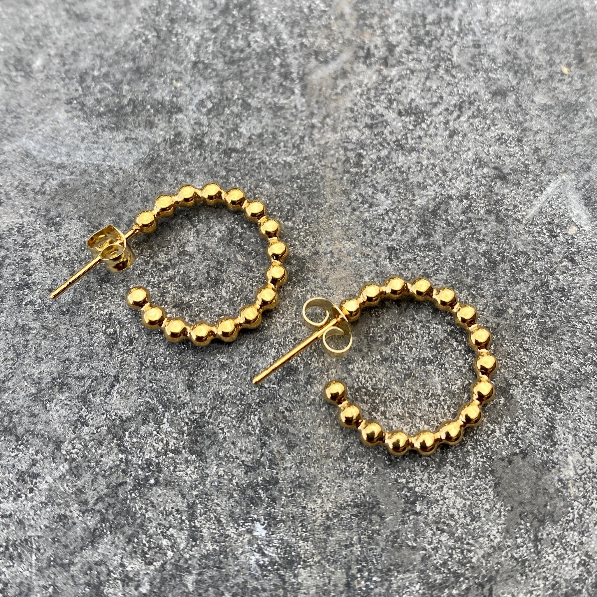 Lokkar kúlur í hálfhring gyllt 1.5 cm í þvermál