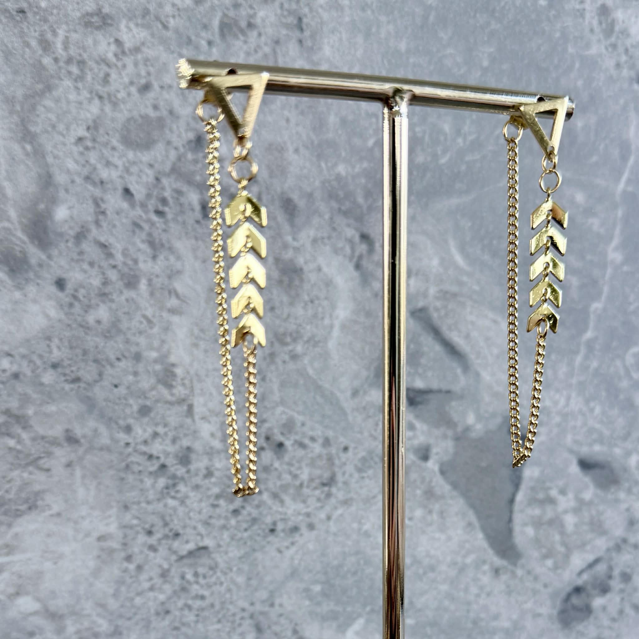 Lokkar með ör og mynstri hangandi